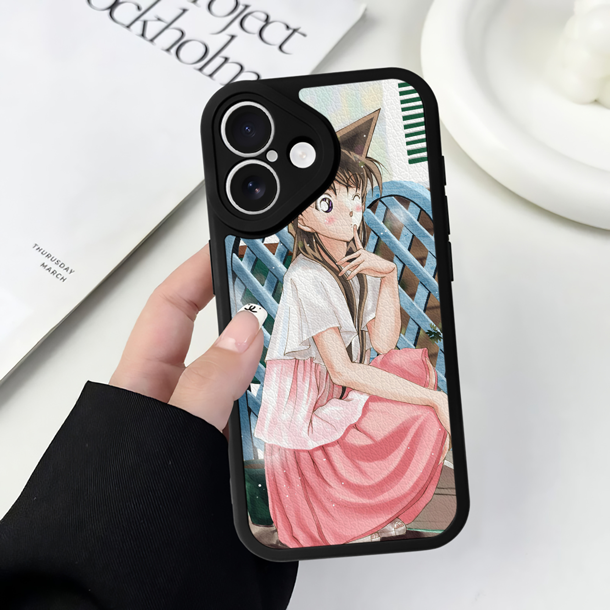 （画像用） 名探偵コナン Detective Conan 【iPhone 16シリーズ対応】シリコンスマホケース（レザー調） 材質：シリコン